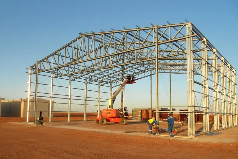 Processus de construction de bâtiments d'usine à structure métallique