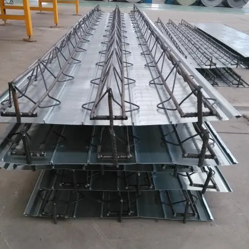Panneaux de plancher en acier soutenus par des fermes